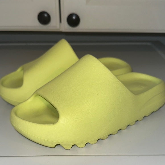 Yeezy Highlighter Yellow Slide Sandals - Picture 7 of 7